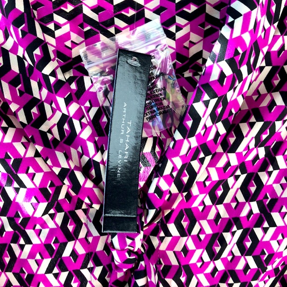 🌷Blouse by Tahari 🌷 - Picture 7 of 9